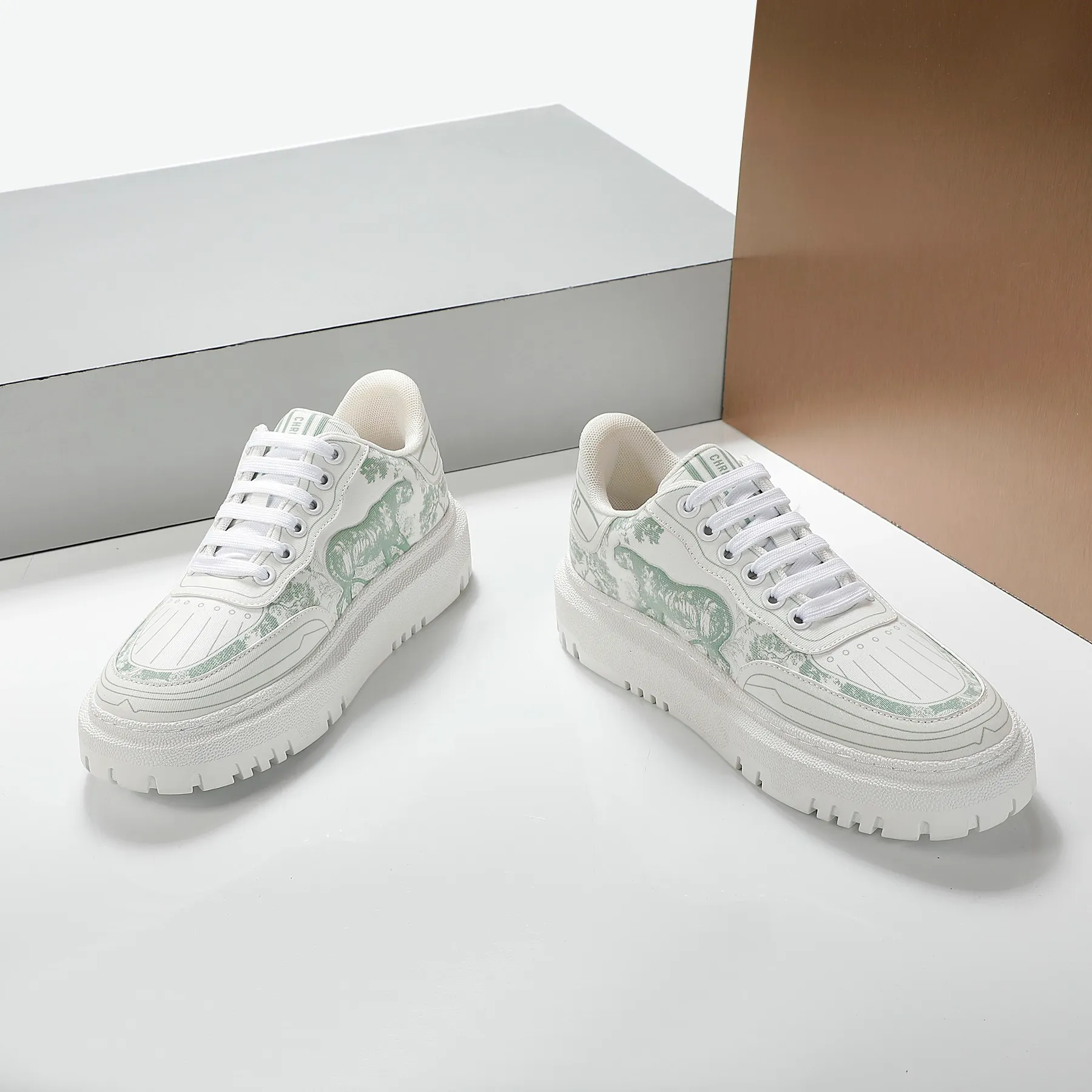 👟👟Ex-factory price 460👟👟 2021ssDior casual white shoes, the same style as the ready-to-wear series 1️⃣Original mold opening 2️⃣Original cowhide➕Breathable mesh lining 3️⃣TPU evacuation outsole 4️⃣Injected latex sheepskin feet 5️⃣Full package at the counter Code number 35-40 (41 can be customized)